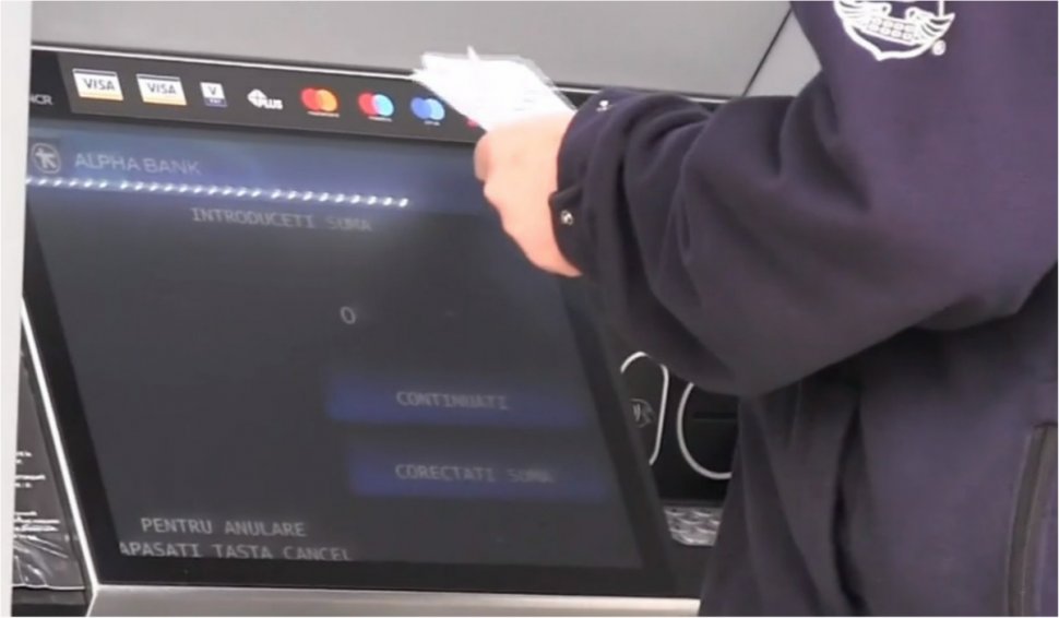 Un bărbat din Arad a fost jefuit în ziua mare în timp ce îşi scotea pensia de la bancomat