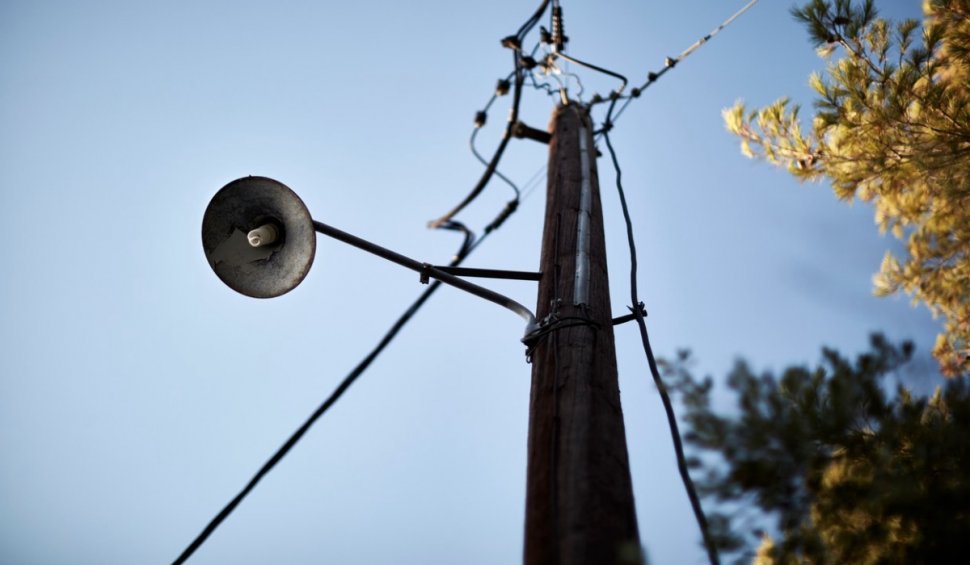 Un bărbat din Bihor a murit după ce a căzut de pe un stâlp de iluminat public