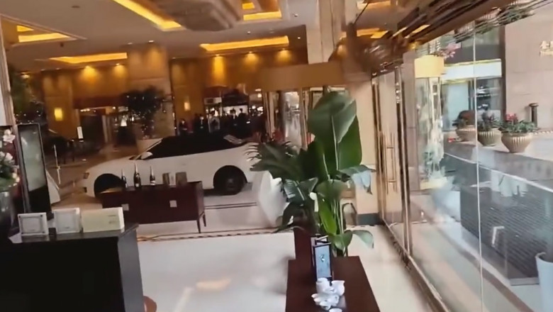 Un bărbat cazat la un hotel din China a intrat cu maşina prin uşile de la intrare şi a condus haotic prin holul clădirii