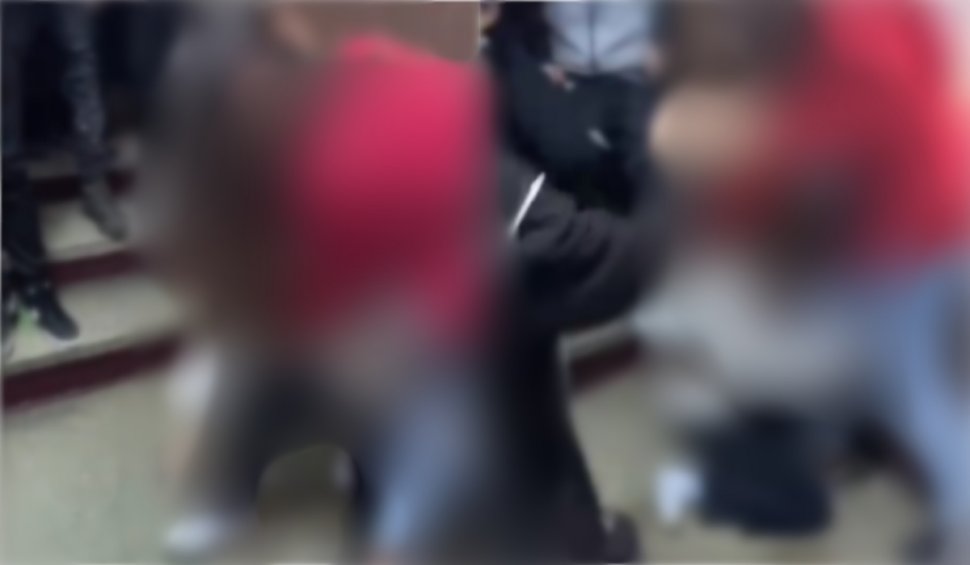 Două eleve din Bacău s-au luat la bătaie pe holurile unei școli