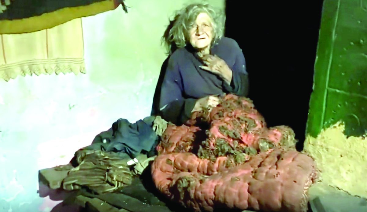 Bătrână condamnată să trăiască într-o sărăcie lucie. Abia își mai duce zilele după ce a fost uitată de semenii ei