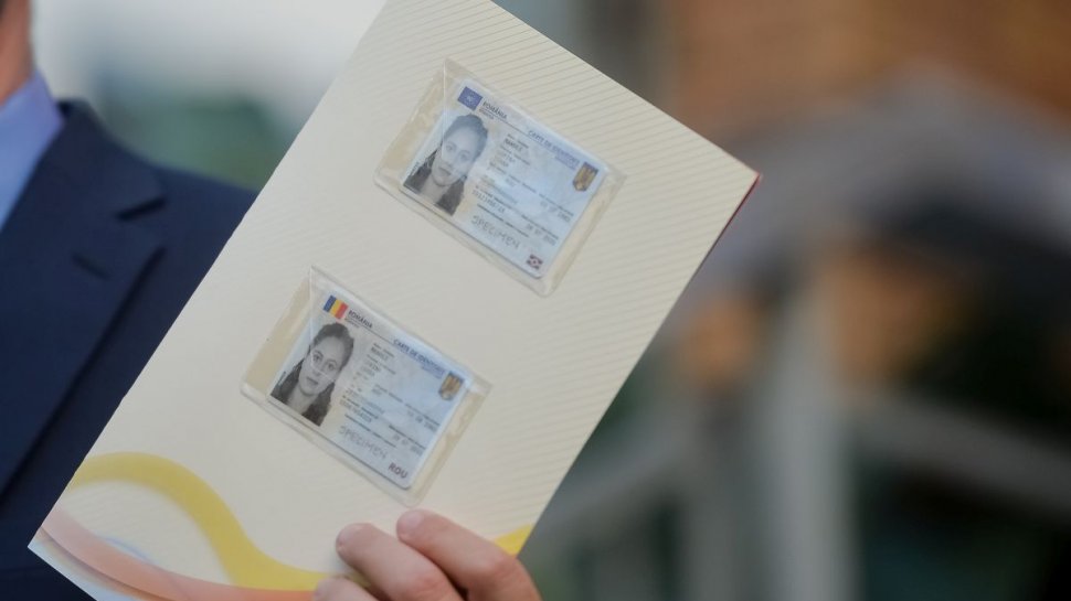Când vor deveni obligatorii noile cărți de identitate cu cip și ce conțin acestea