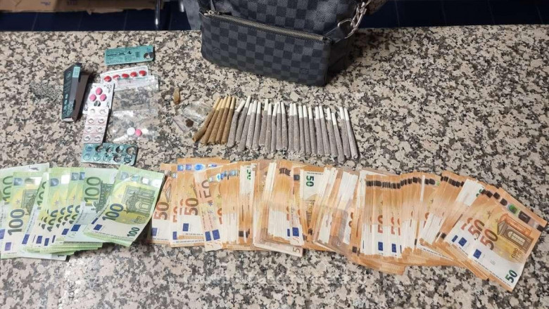 Unui cetățean sirian, rezident în Olanda i s-a refuzat intrarea pe teritoriul României. Polițiștii au găsit în bagajul acestuia 26 de țigări cu cannabis și 12.600 de euro