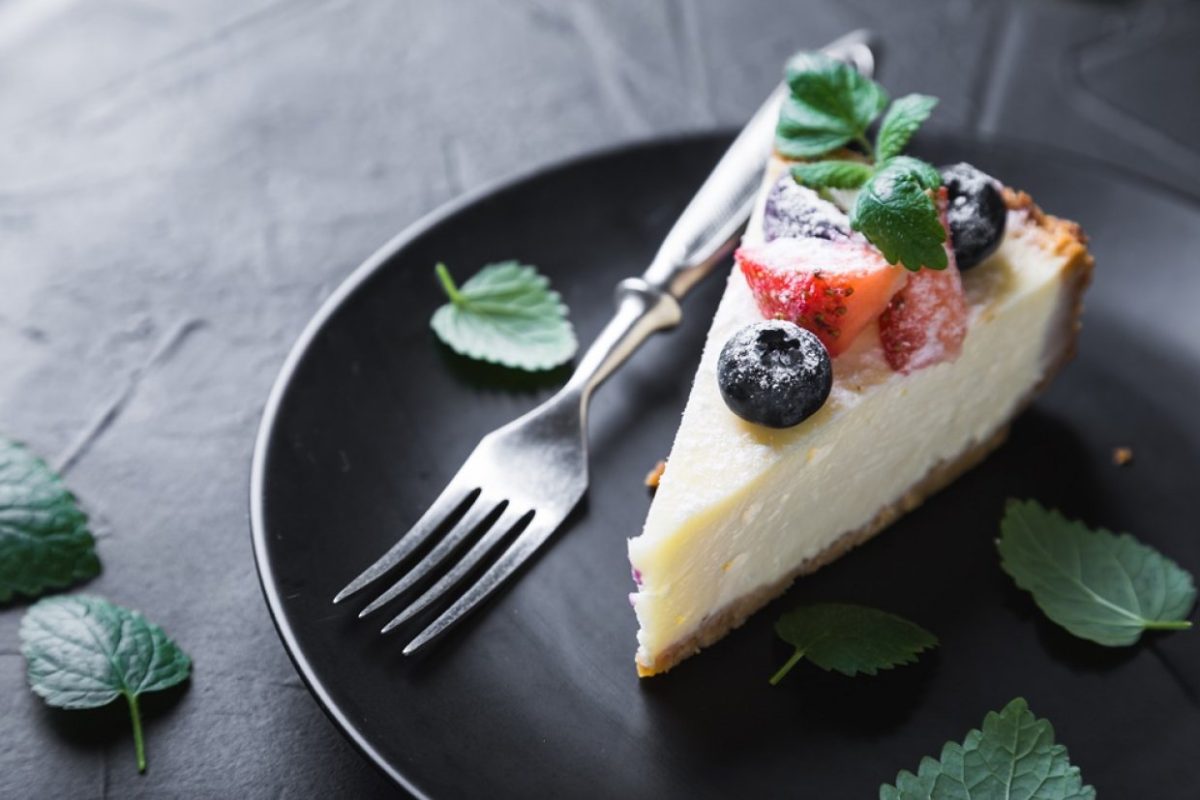 Cheesecake cu brânză de vaci. Cât timp trebuie lăsată prăjitura la rece până a fi servită?