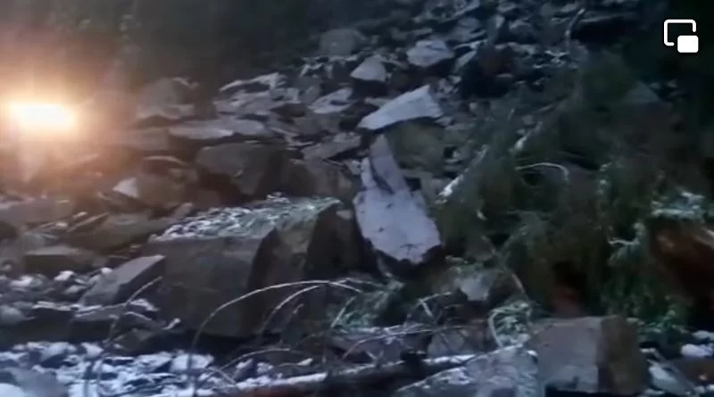 Atenție! Circulație blocată pe Transfăgărășan după ce s-a produs o alunecare de teren – VIDEO