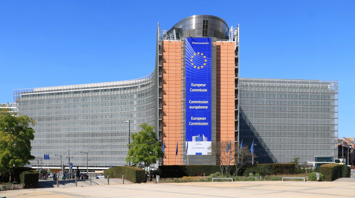 Comisia Europeană a solicitat României și altor 13 state membre să reducă emisiile generate de mai mulți poluanți
