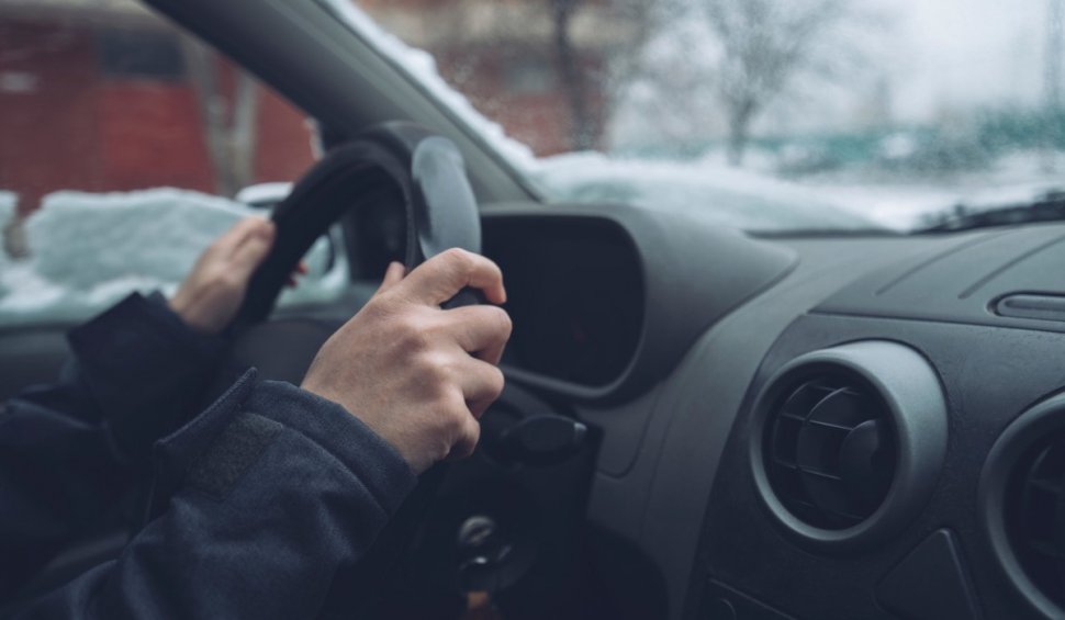Cum ne pregătim mașina înainte de a pleca la drum iarna. Amenzile pe care le riscă șoferii