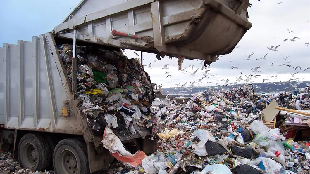 România chiar este groapa de gunoi a Europei: camion plin cu deșeuri, depistat la frontieră