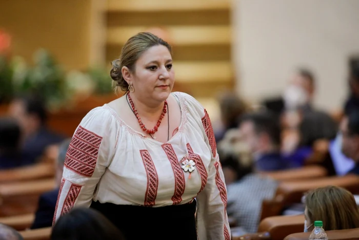 Diana Șoșoacă, senatoare de Iași, ar fi implicată într-o petiție bizară pentru schimbarea numelui țării din România în Geția