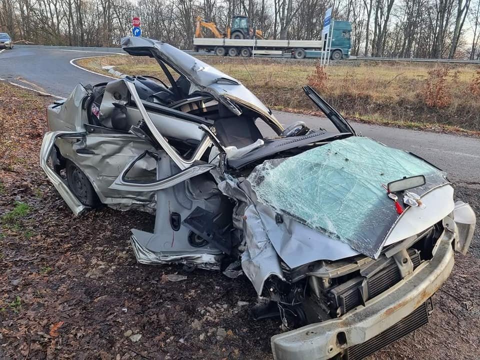 Accident cumplit în Bihor. Doi tineri au murit striviţi într-un autoturism