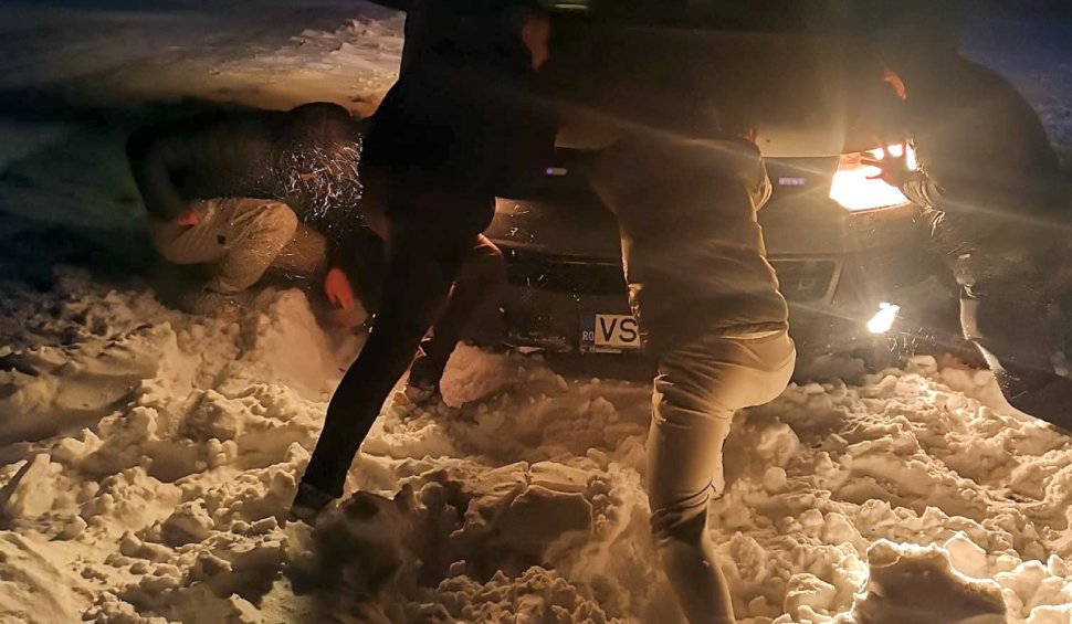 Echipaj SAJ, impresionat de șapte tineri care au scos din zăpadă o ambulanță blocată: „Au lăsat petrecerea și au parcurs, prin viscol, cei doi kilometri până la noi”