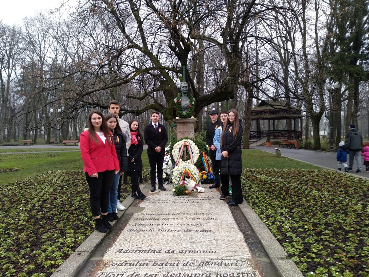 Reprezentanții Consiliului Elevilor au participat la momentul organizat cu ocazia împlinirii a 173 de ani de la nașterea poetului Mihai Eminescu
