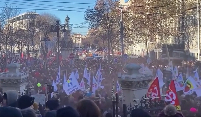 Intervenție în forță a poliției din Franța, după ce zeci de mii de oameni au ieșit în stradă în mai multe orașe