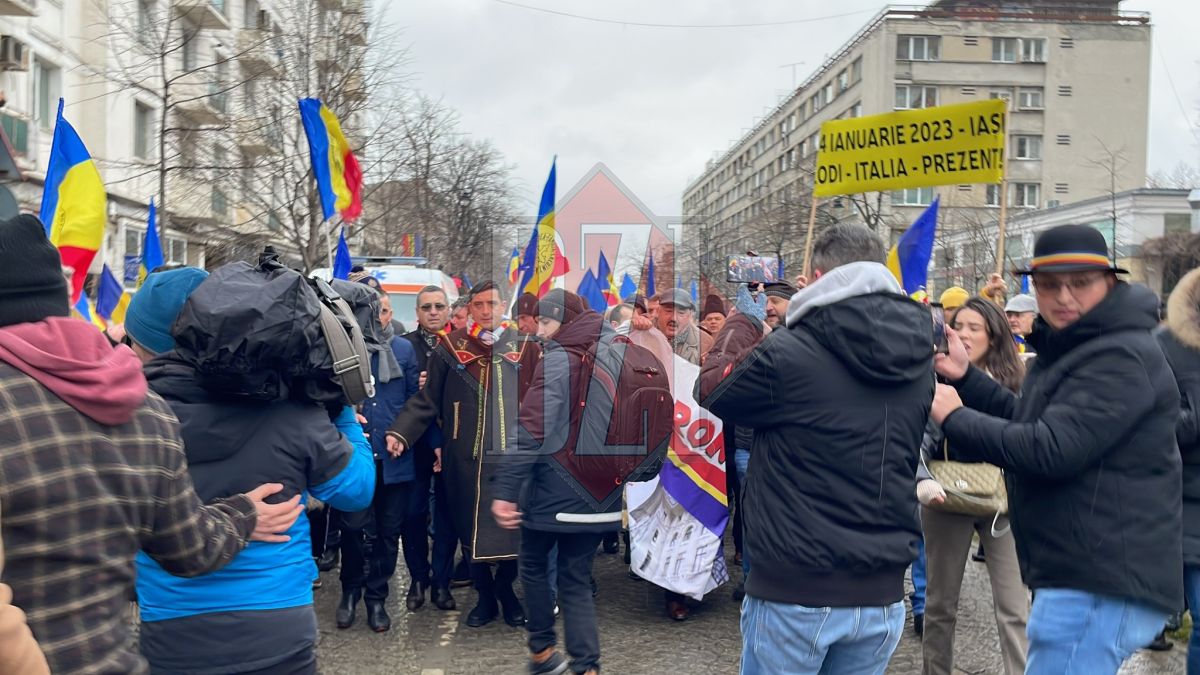 Liderul AUR, George Simion, şi susţinătorii săi au ajuns în Piaţa Unirii. Scandează „Unitate Naţională” – FOTO, VIDEO