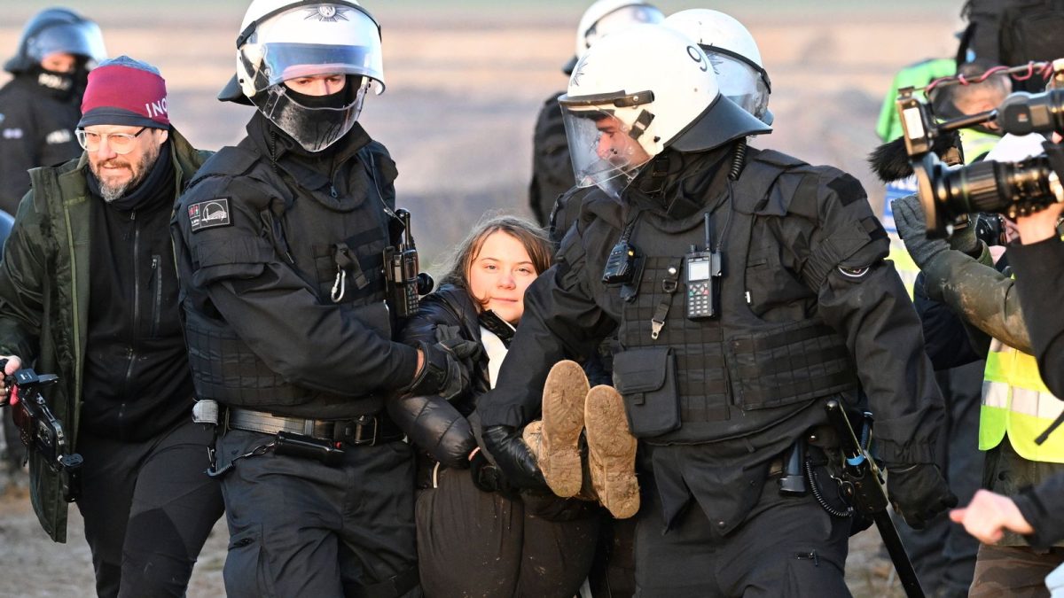Greta Thunberg a fost reţinută de poliţia germană în timpul unui protest