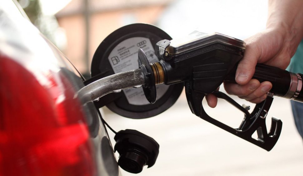 Prima ieftinire carburanţilor pe anul 2023. Cât vor scoate din buzunar românii pentru benzină şi motorină