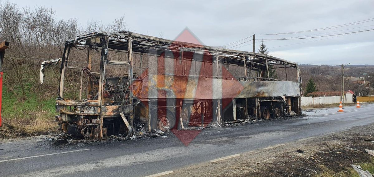 Un autocar cu destinația Chișinău a luat foc la Cozia, Iași. Pasagerii s-au autoevacuat – EXCLUSIV, FOTO
