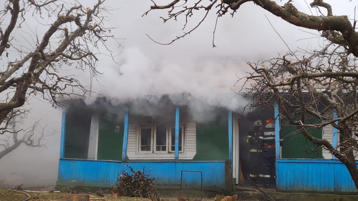 Incendiu la o casă din comuna Bârnova. Pompierii ieşeni şi voluntarii acţionează la faţa locului – FOTO