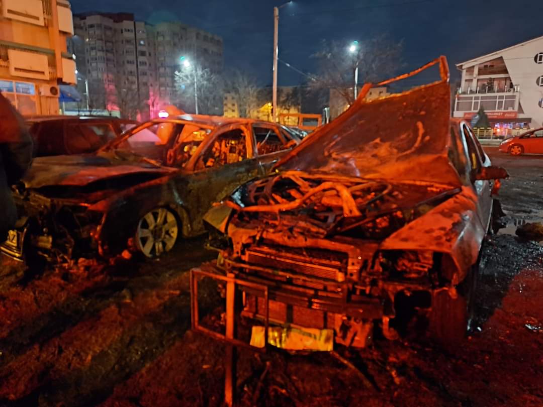 Un scurtcircuit electric a făcut ca două autoturisme să ardă aproape în totalitate în municipiul Iași – VIDEO