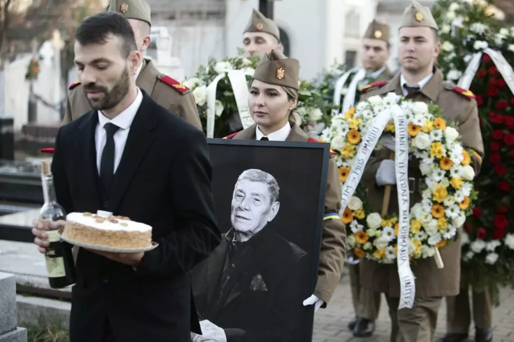 Mitică Popescu a fost înmormântat azi, cu onoruri militare. Ce mari actori și-au luat „adio”, în lacrimi