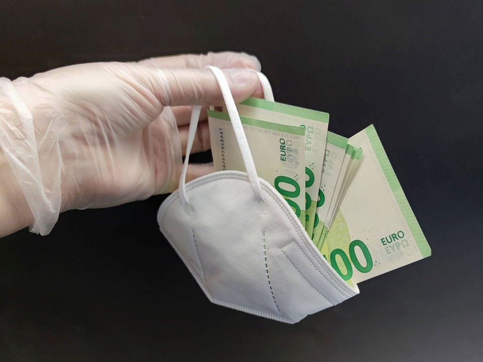 Șefa Secției de Oncologie a Spitalului Județean Suceava, arestată după ce ar fi fost prinsă în flagrant când lua mită
