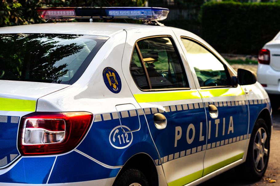 Un tânăr de 24 de ani a spart uşa unui centru comercial şi a furat mai multe telefoane dintr-un magazin