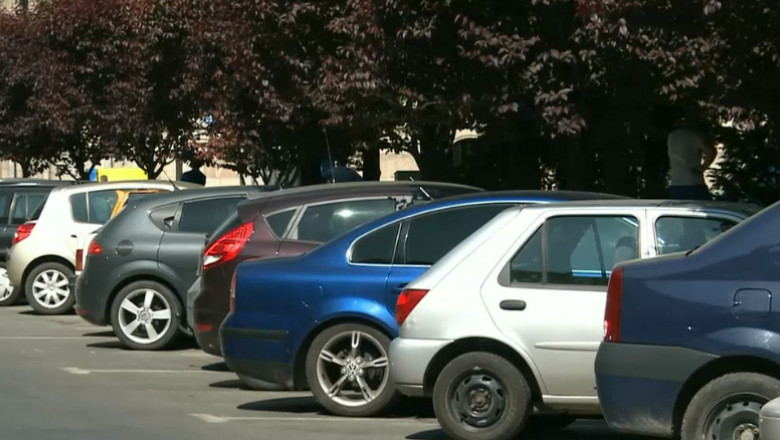 Mesajul absurd al unui șofer din Cluj, pe un carton fixat pe roata mașinii sale!