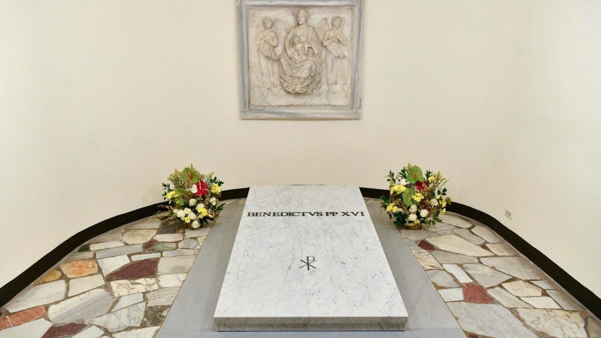 Vaticanul a permis publicului să viziteze mormântul Papei Benedict al XVI-lea