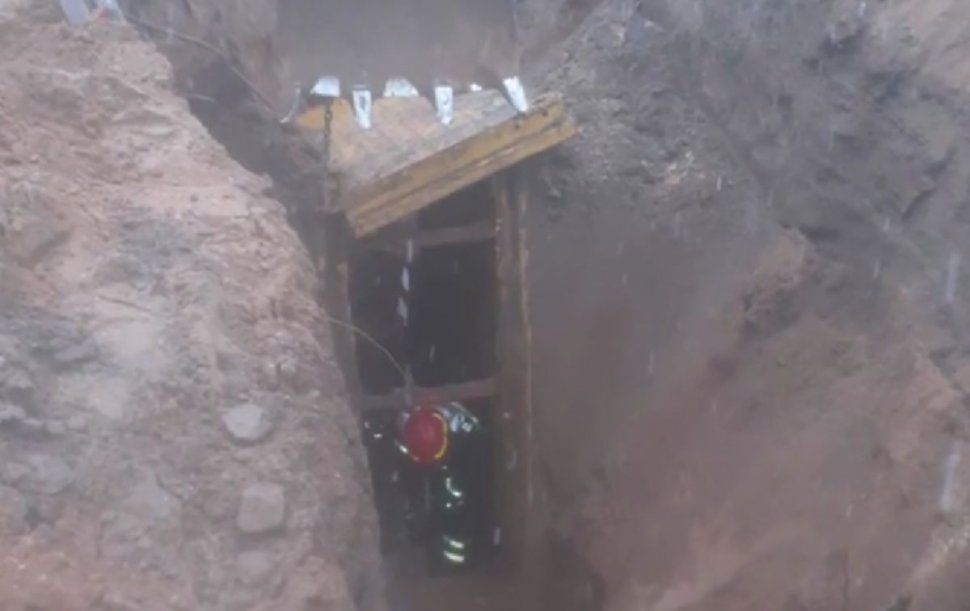 Intervenție în localitatea Dăbuleni! Un muncitor a fost îngropat sub un maldăr de pământ
