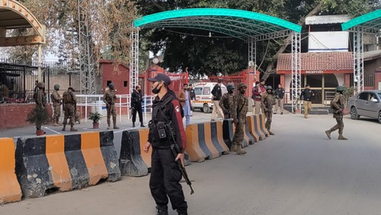 Explozie la o moschee din Pakistan, soldată cu 25 morți și peste 100 de răniți – VIDEO