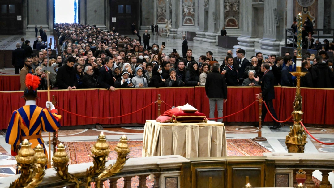 Papa emerit Benedict al XVI-lea va fi condus pe ultimul drum. Slujba de înmormântare va fi oficiată de Papa Francisc