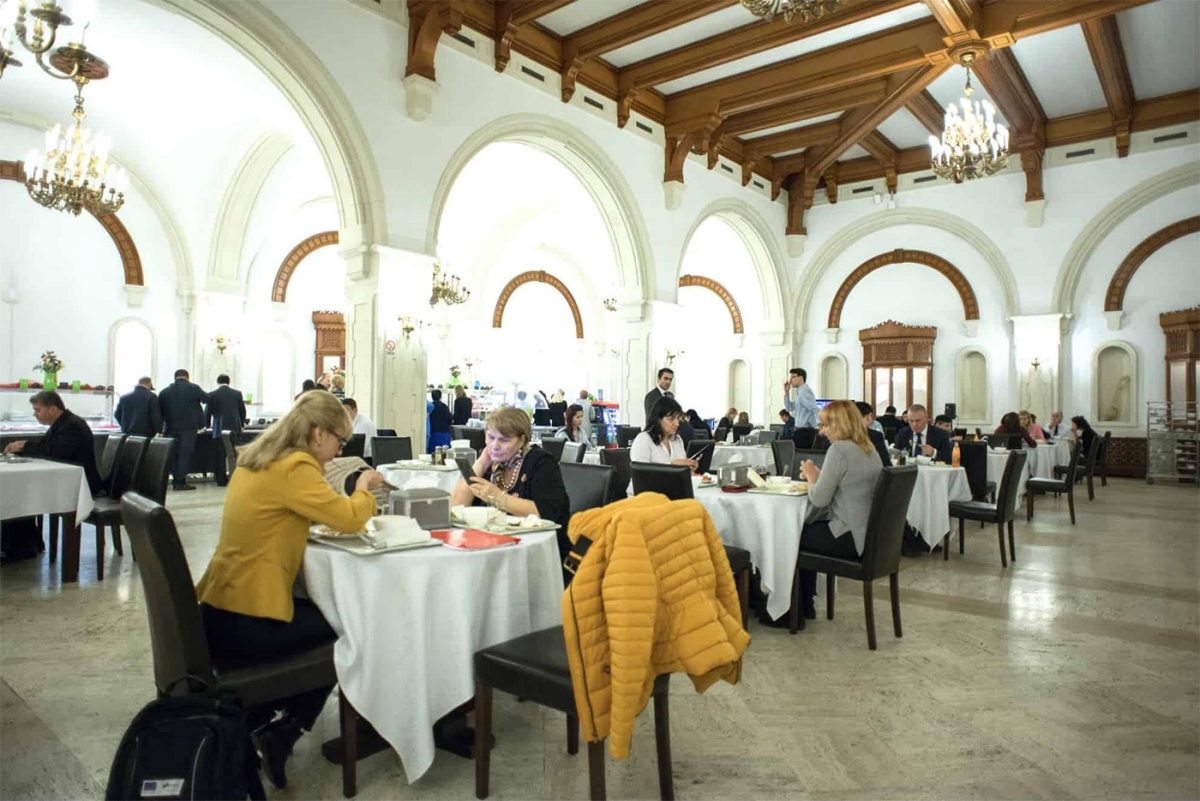 Câți lei primește salariu o ospătăriță în cantina Parlamentului României, acum, în 2023
