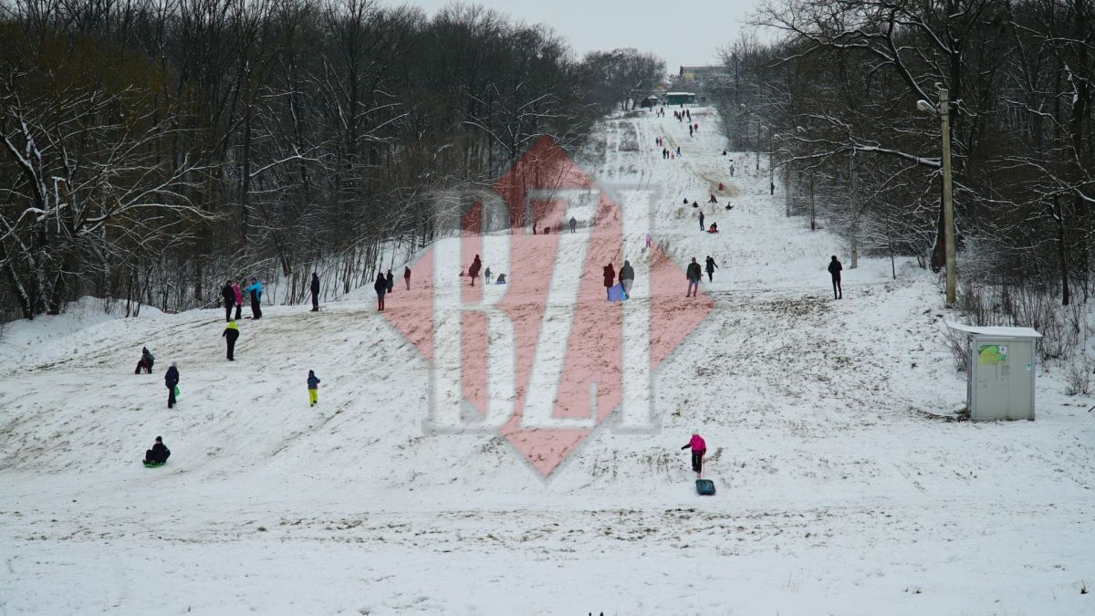 Pârtia de ski din Iași, aglomerată în prima zi cu ninsoare, din acest an. Zeci de persoane s-au distrat la săniuș – GALERIE FOTO