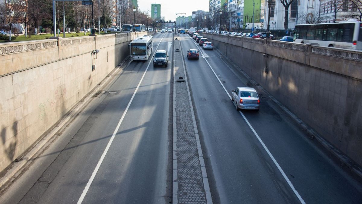Pericol de surpare în Piața Unirii din București! Traficul rutier este restricționat drastic
