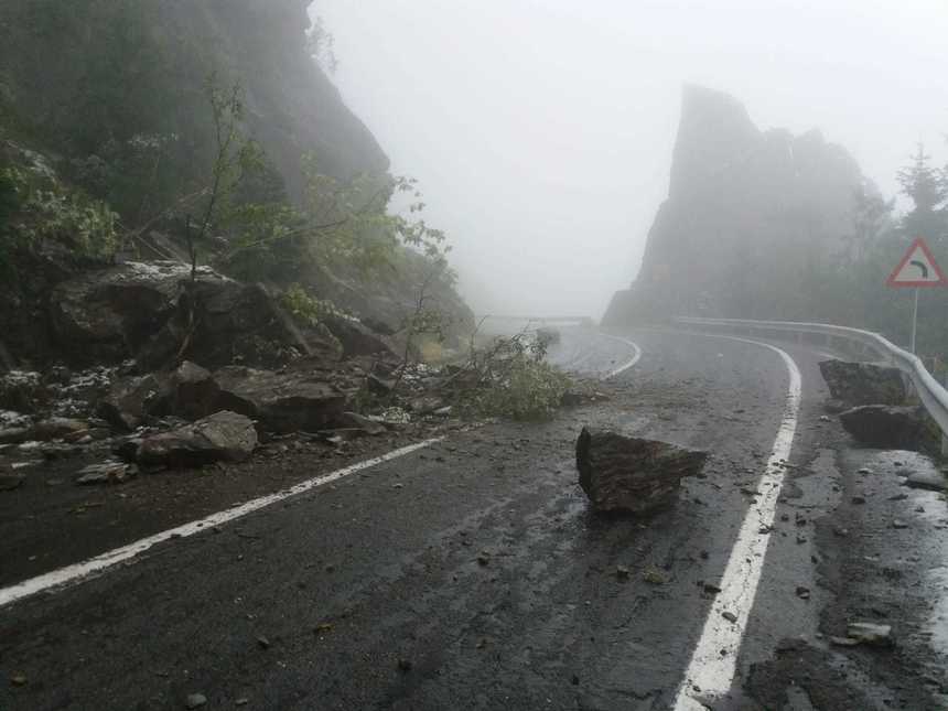 Trafic blocat pe Transfăgărășan din cauza căderilor de pietre