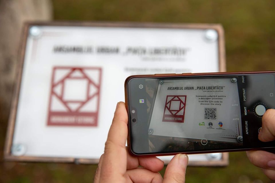 Plăcuțele clasice de promovare turistică, înlocuite cu altele care conțin cod QR