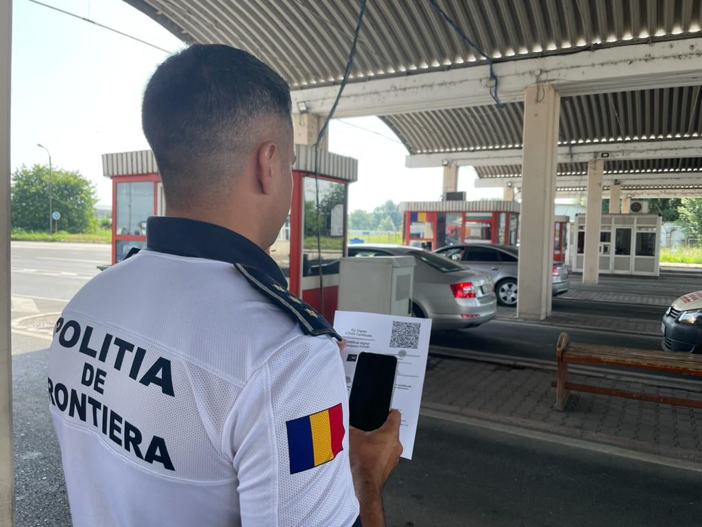 O femeie din Ucraina a încercat să intre în România cu o avere. Ce au găsit polițiștii de frontieră de la Vama Siret
