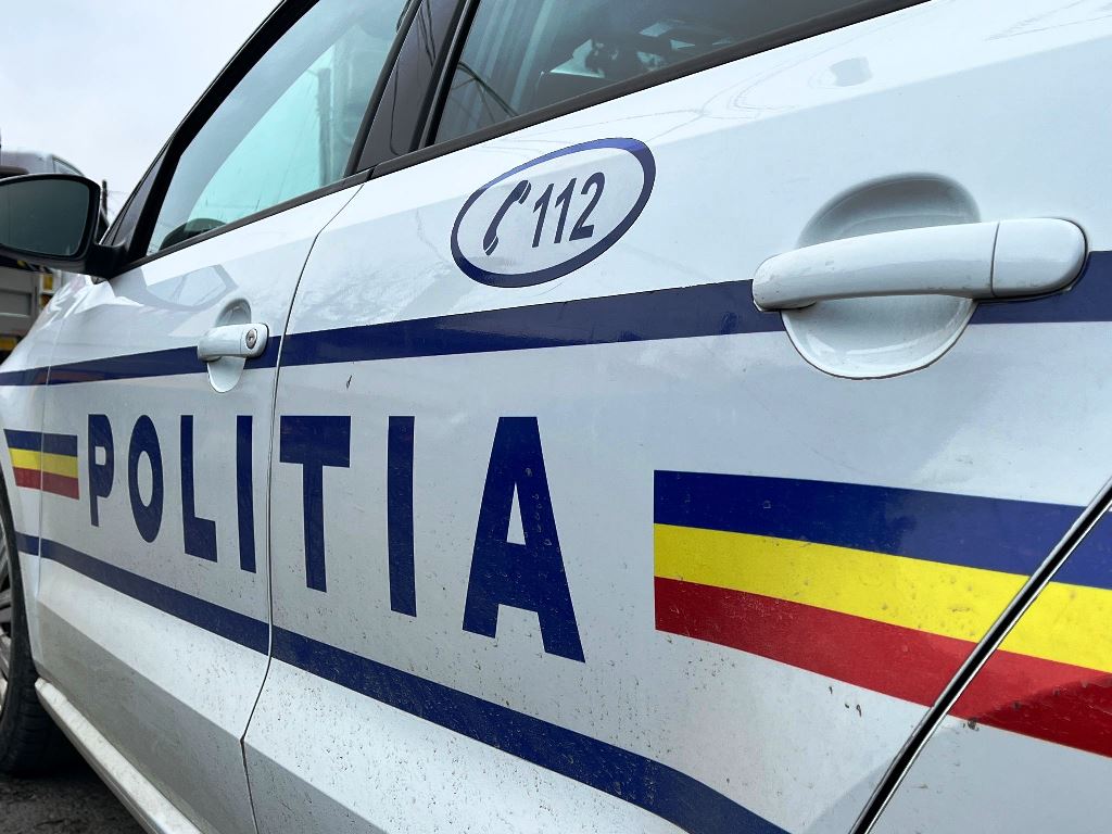 Un bărbat a lovit o femeie pe stradă, pentru a-i fura telefonul mobil. Acesta a fost reținut pentru 30 de zile