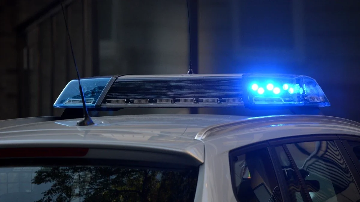 Urmărire ca în filme la Pârcovaci: un VW Passat și un Duster al Poliției au căzut în Bahlui. Șoferul, fără permis de conducere, a fugit de la locul accidentului