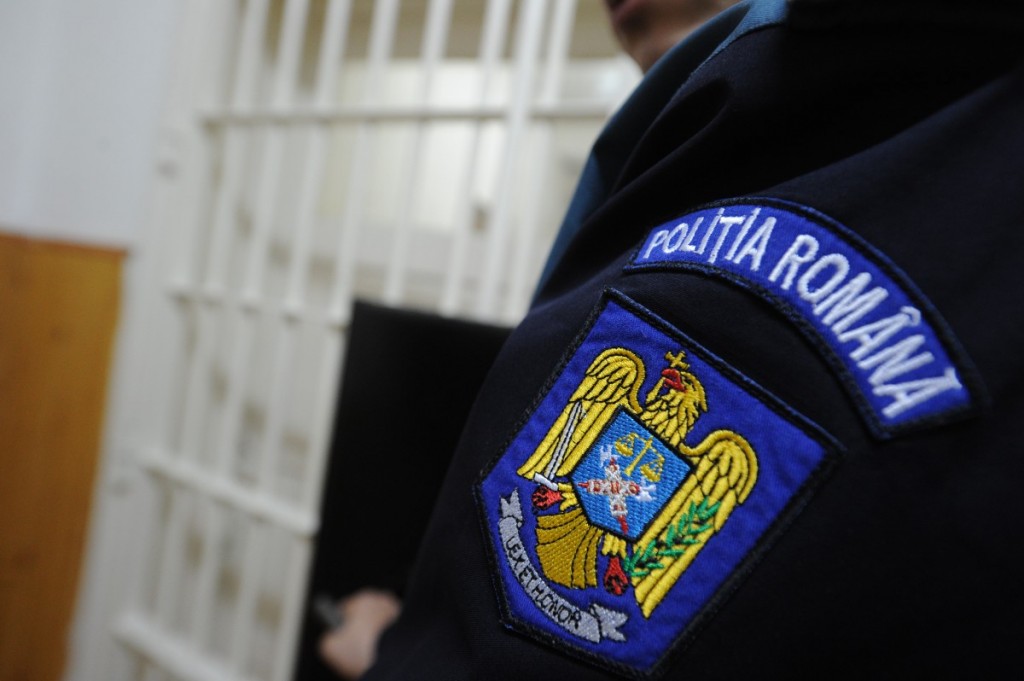 Un bărbat care pretindea că este polițist a furat un telefon de 4.000 de lei pe o stradă din București. Acesta a fost condus la audieri