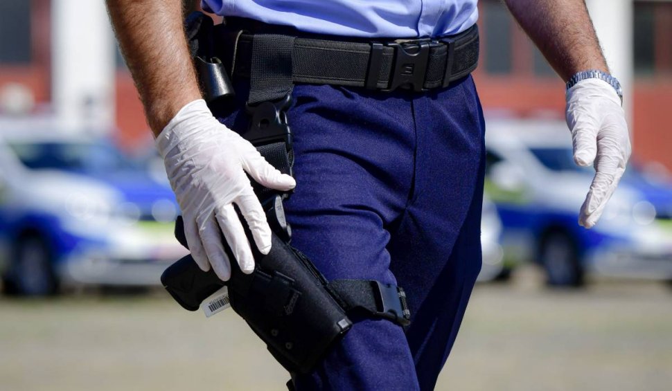 Un polițist a fost reținut după ce și-a împușcat câinele în cap cu arma din dotare