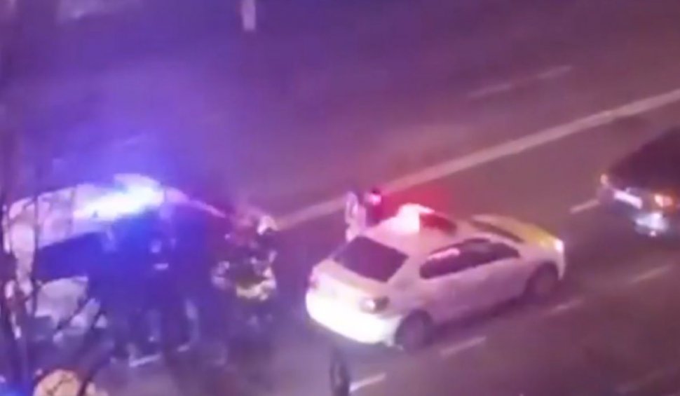 Un poliţist din Ialomița a fost surprins când lovea trei scandalagii încătuşaţi