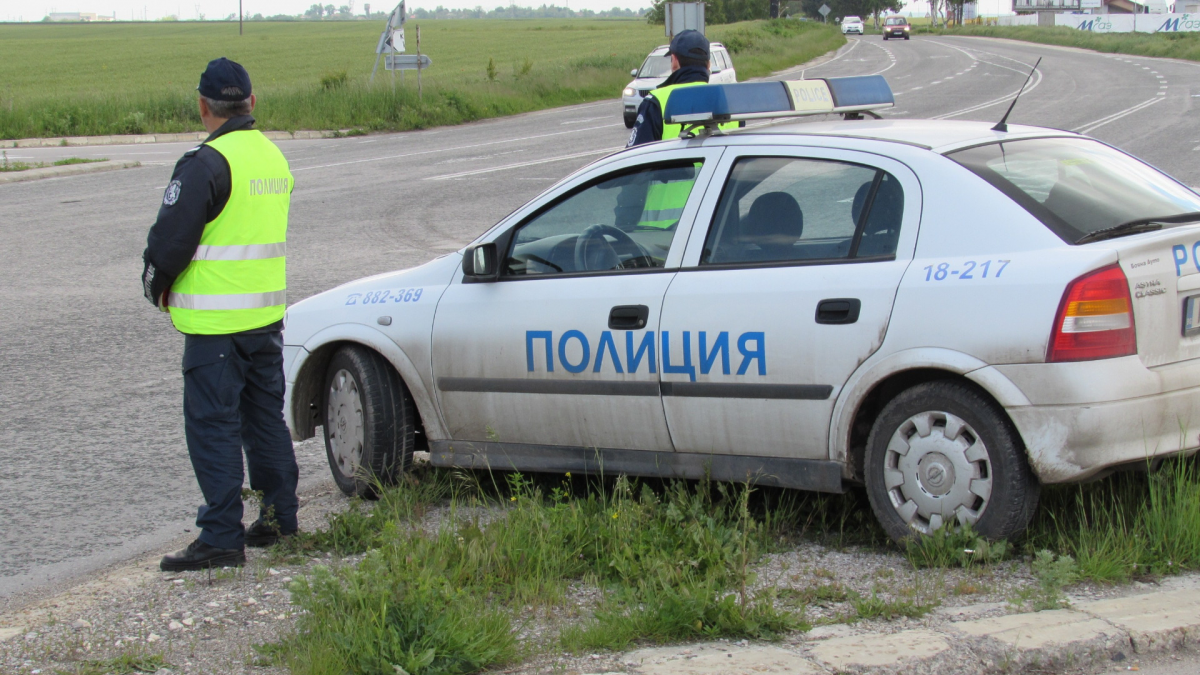 Poliţist bulgar, în uniformă, transporta migranţi ilegali. Acesta a fost arestat