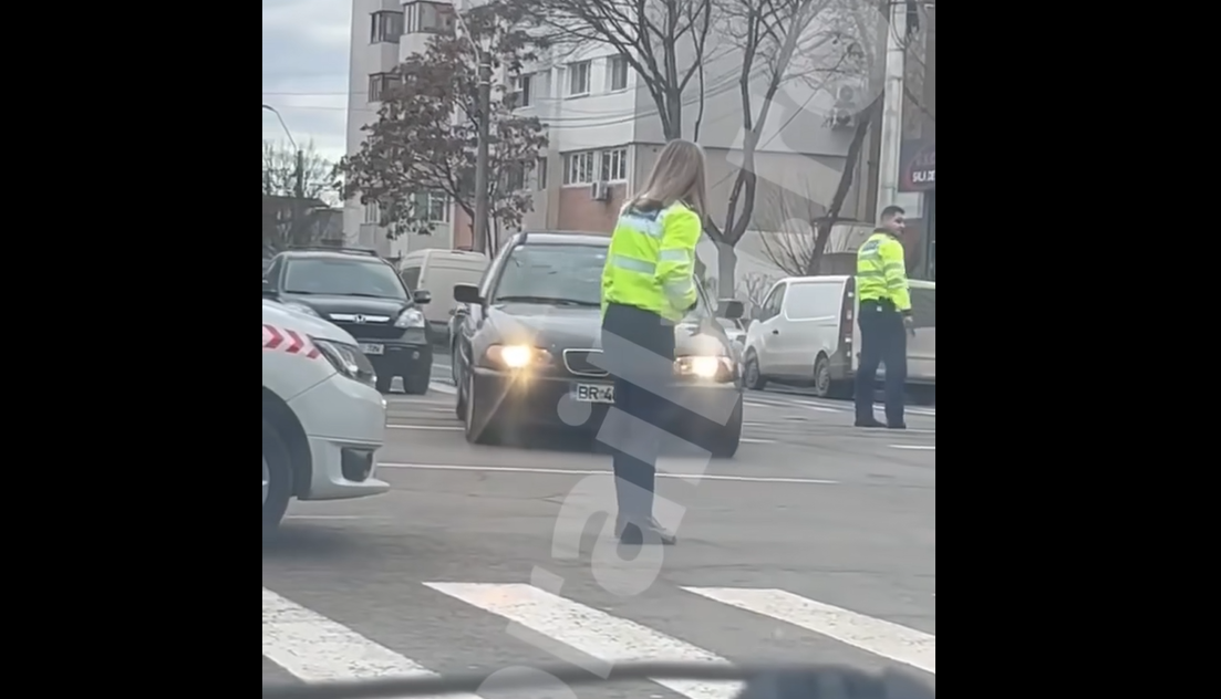 Modul hilar în care o polițistă din Brăila coordonează mașinile în trafic – VIDEO