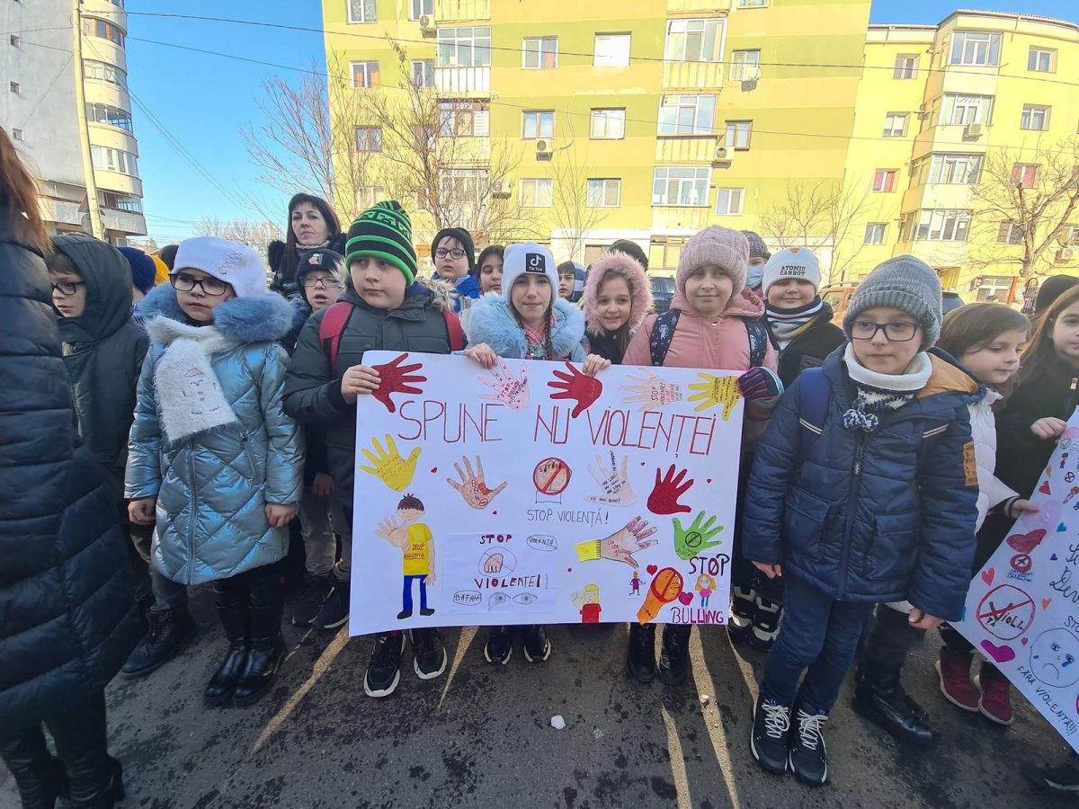 Acțiune a polițiștilor ieșeni de ,,Ziua Internaţională pentru Nonviolenţă în Școală” – VIDEO