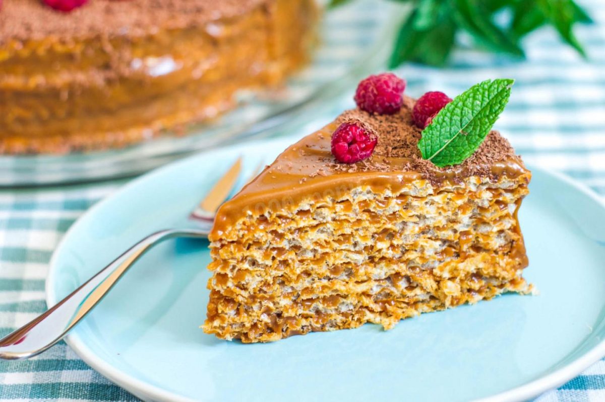 Prăjitură cu foi de napolitană și budincă. Un desert perfect pentru masa de sărbătoare gata in 15 minute