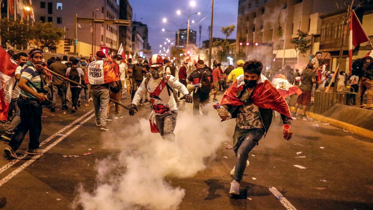 Stare de urgenţă în Peru din cauza valului de proteste împotriva noului preşedinte, Dina Boluarte. Manifestanţii cer alegeri anticipate