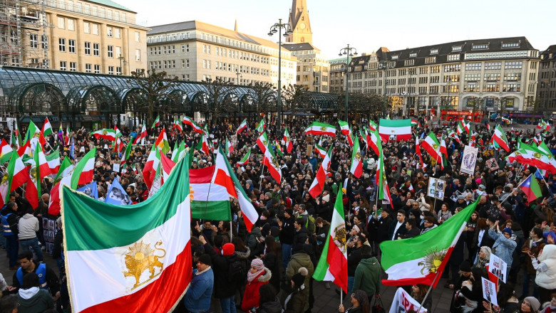 În semn de solidaritate cu protestatarii din Iran, mii de oameni au ieșit pe străzi la Hamburg