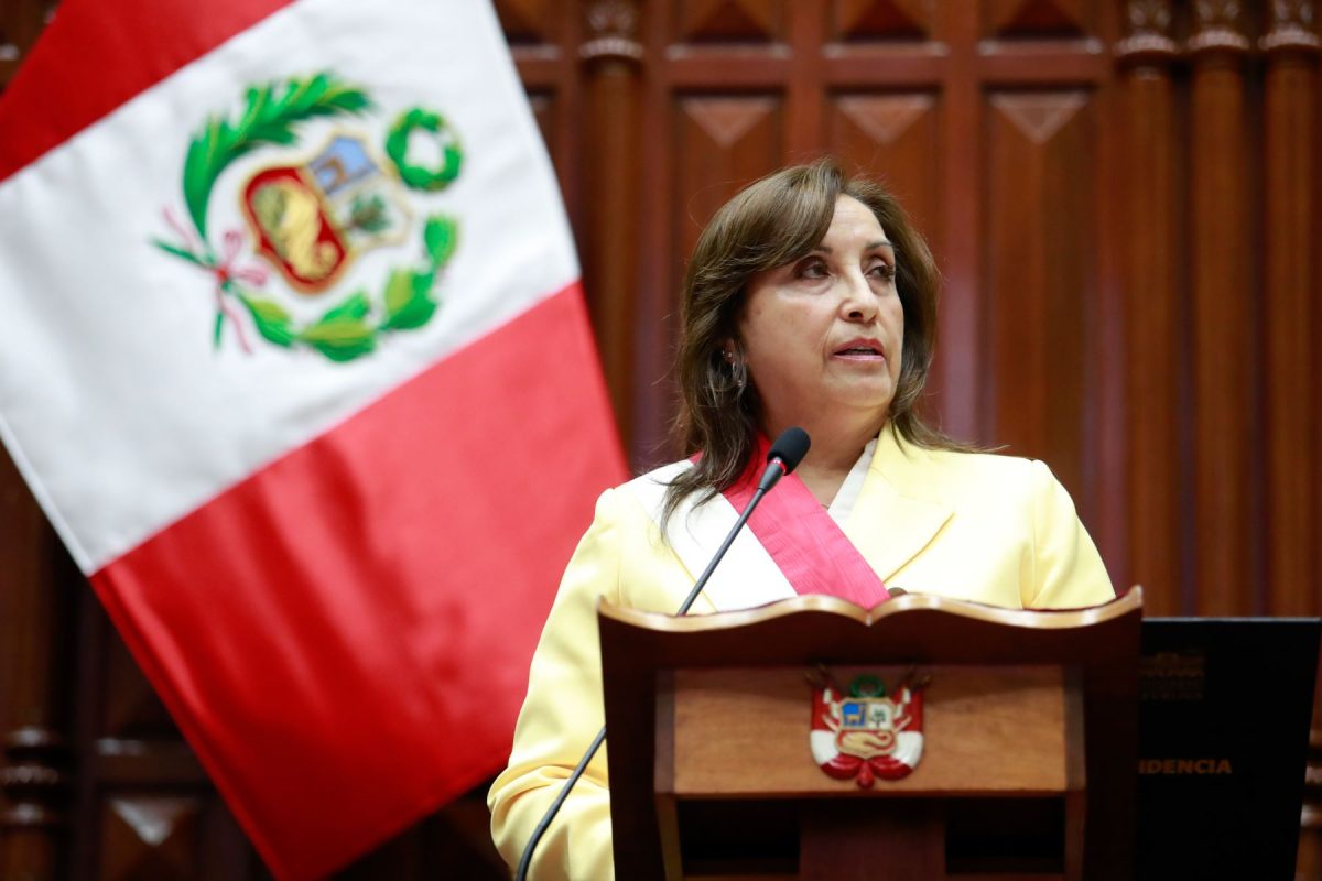 Preşedinta Republicii Peru, Dina Boluarte şi alţi responsabili, acuzaţi de fapte de „genocid” pentru reprimarea manifestaţiilor antiguvernamentale