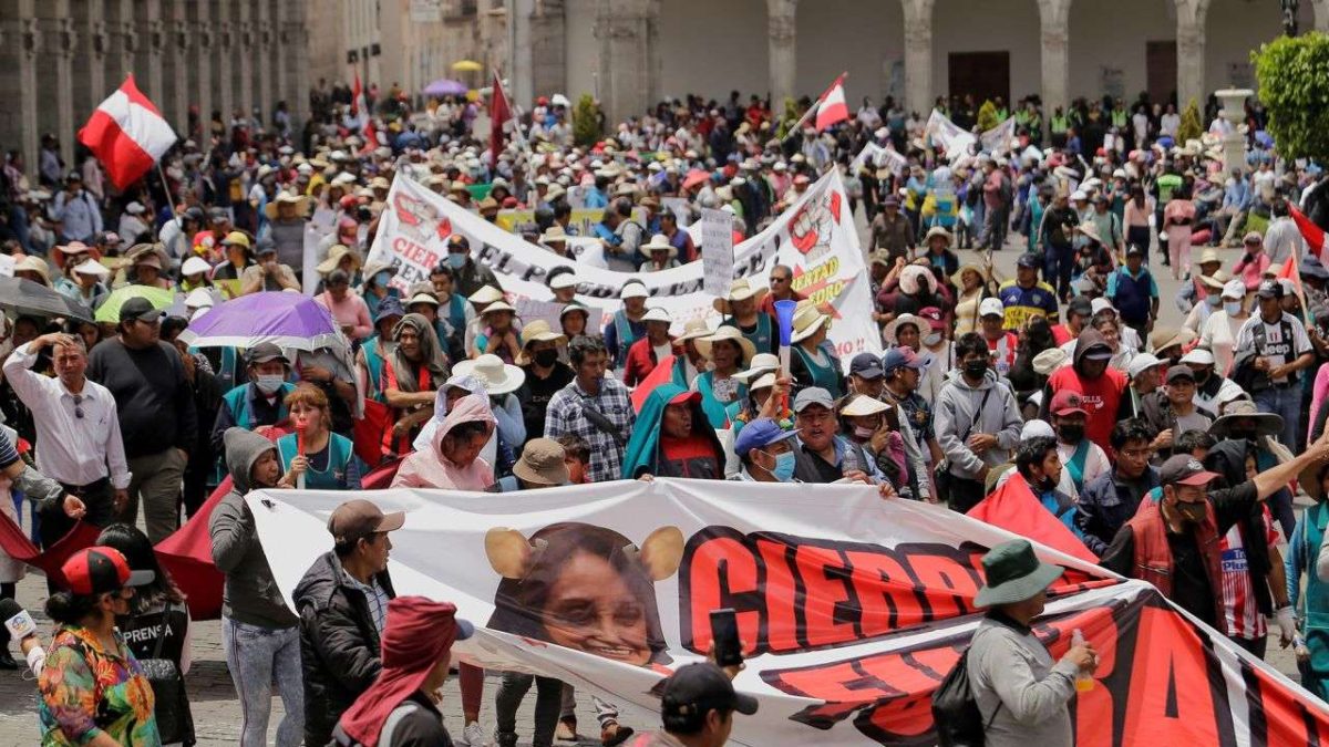 Protestele în Peru continuă! Mii de oameni au ieşit în stradă împotriva noului guvern